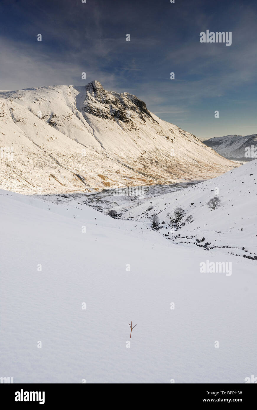 Vue d'hiver de Langdale Pikes, Mickleden Valley et Great Langdale dans beaucoup de neige, de Lake District Banque D'Images