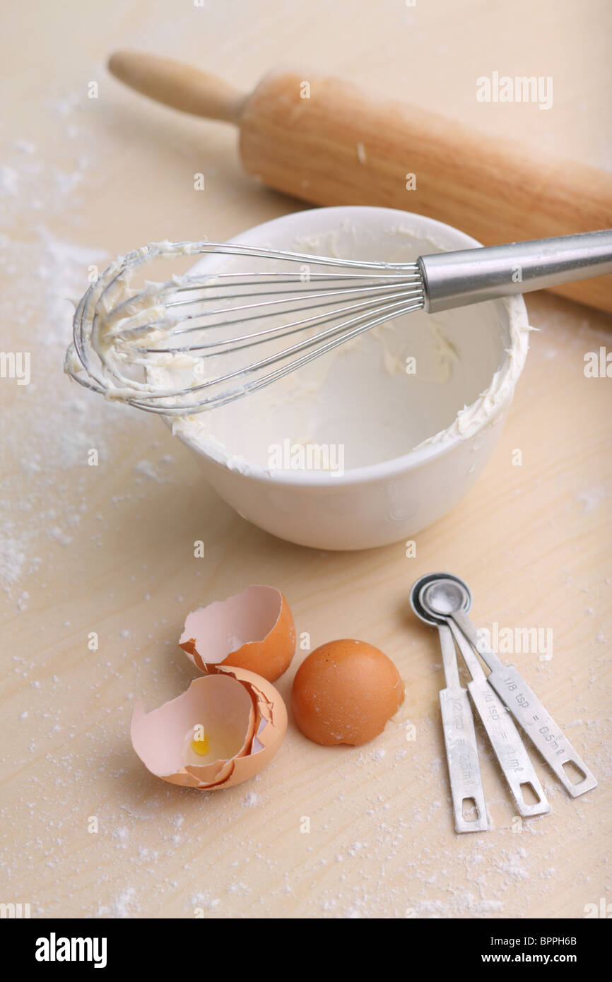 Cuisson ; fouet, bol, cuillères à mesurer, coquilles d'œuf et Rolling pin Banque D'Images