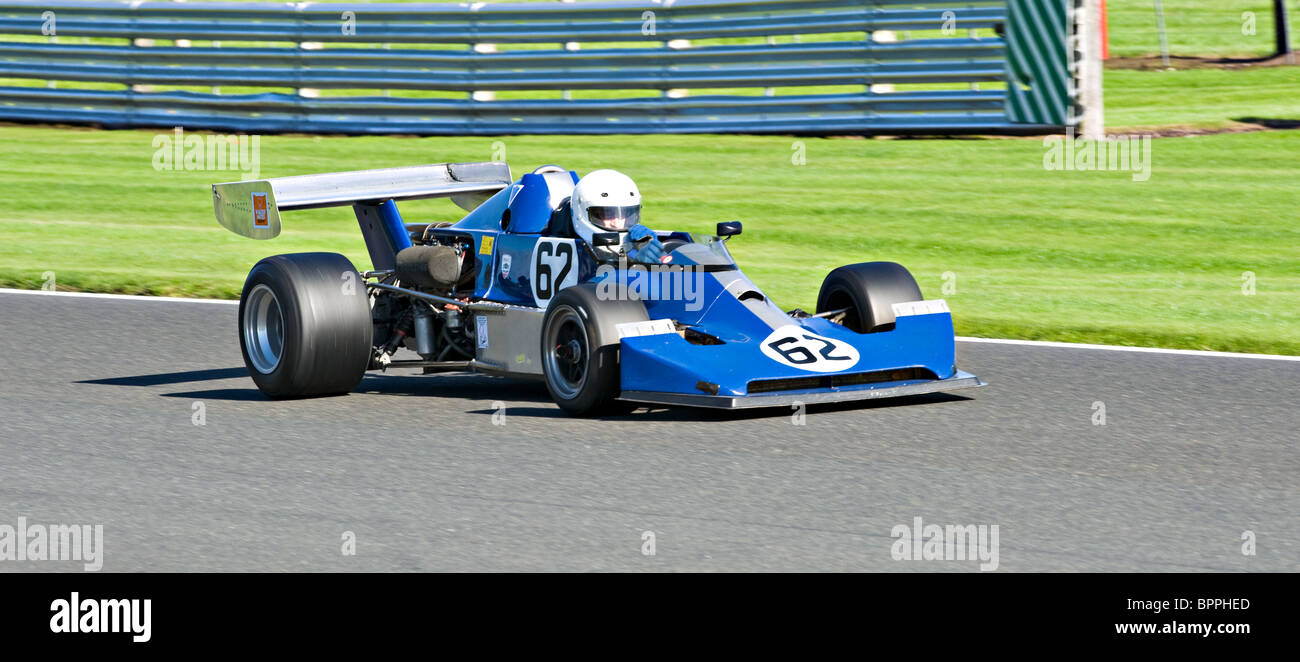 Lola T460 Voiture de course de Formule 2 sur l'Avenue à Oulton Park Motor Racing Circuit Cheshire England Royaume-Uni UK Banque D'Images