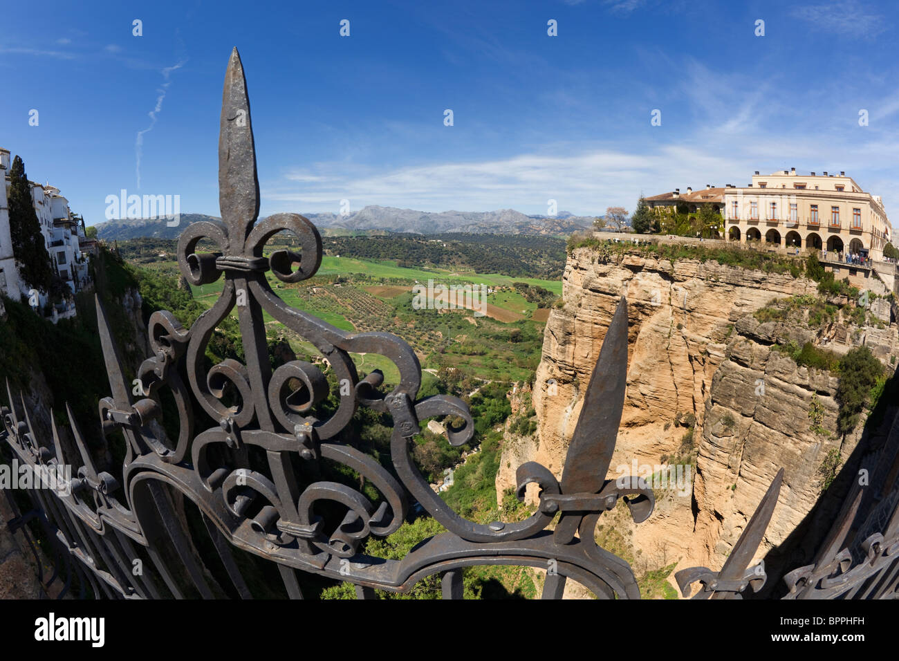 Ronda, Province de Malaga, Andalousie, espagne. La gorge et Parador National. Banque D'Images