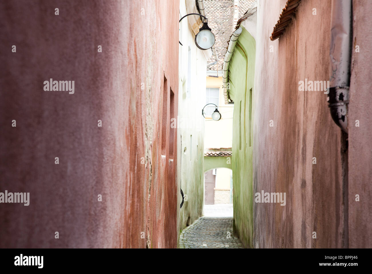 La corde Street considéré comme l'endroit le plus étroit d'Europe le 30 juillet 2010 à Brasov, Roumanie. Banque D'Images