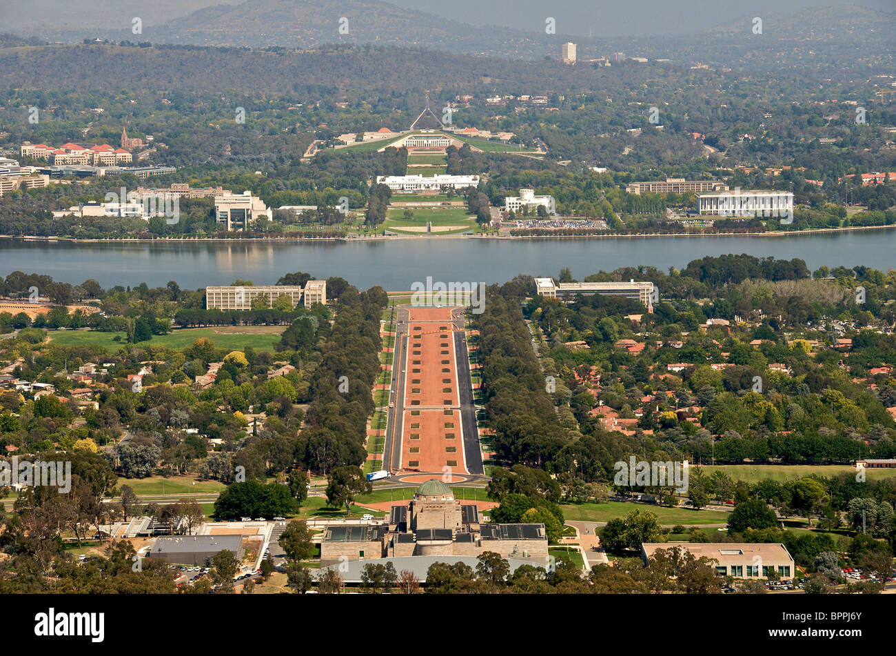 Vue de dessus, l'Anzac Parade Lac Burley Griffin et vieux et nouveaux parlements Canberra ACT En Australie Banque D'Images