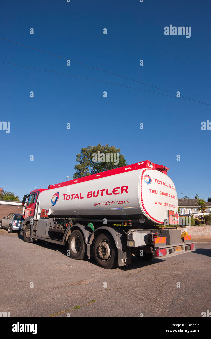 Un total Butler camion livrer du mazout de chauffage à une propriété  interne au Royaume-Uni Photo Stock - Alamy