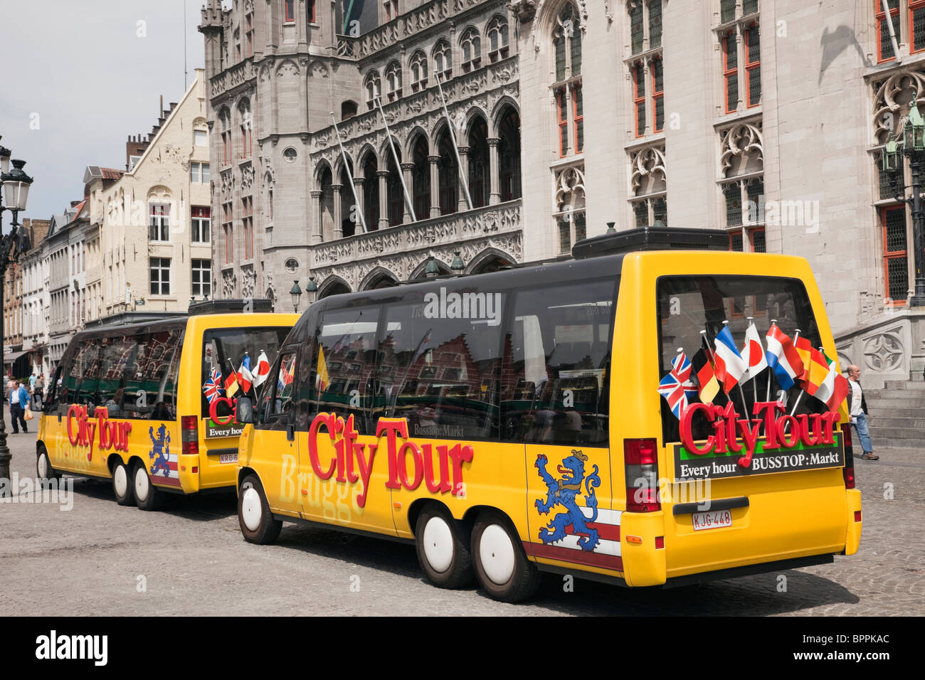 Markt, Bruges, Belgique, Europe. Visite de la ville autobus stationnés sur la place Banque D'Images