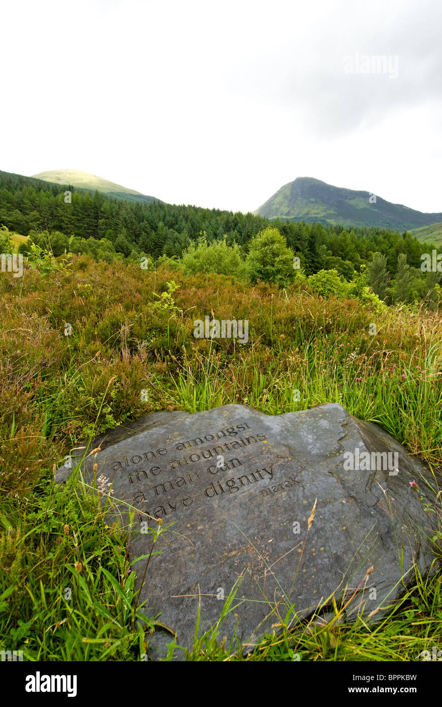 Plaque de pierre avec les mots ' seul au milieu des montagnes, un homme peut avoir la dignité ' posé sur une colline surplombant Ballachulish Banque D'Images
