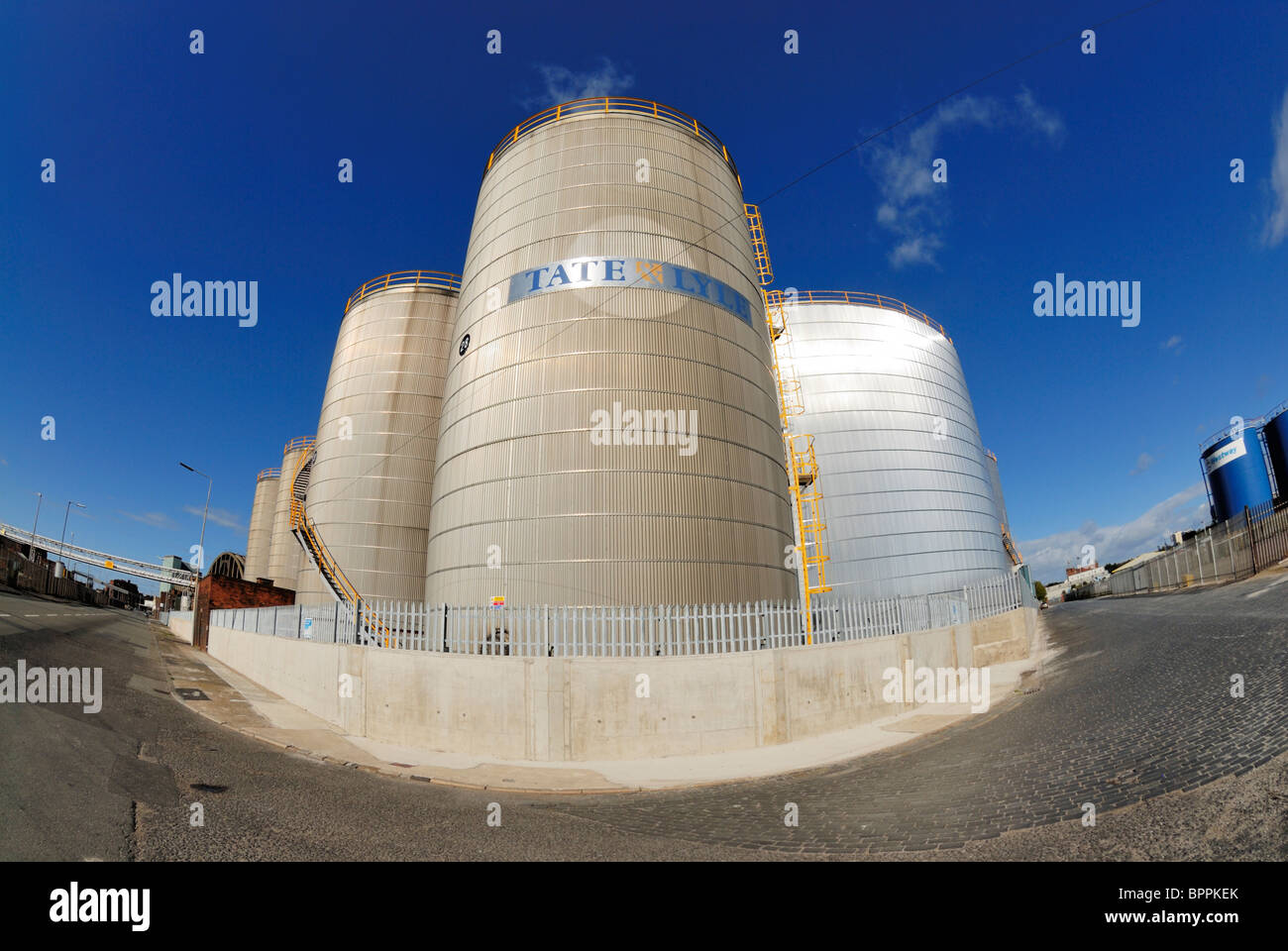 Récipients de stockage pour Tate & Lyle, le Regent Road, connu localement sous le nom de Dock Road, à Liverpool Docks. Banque D'Images