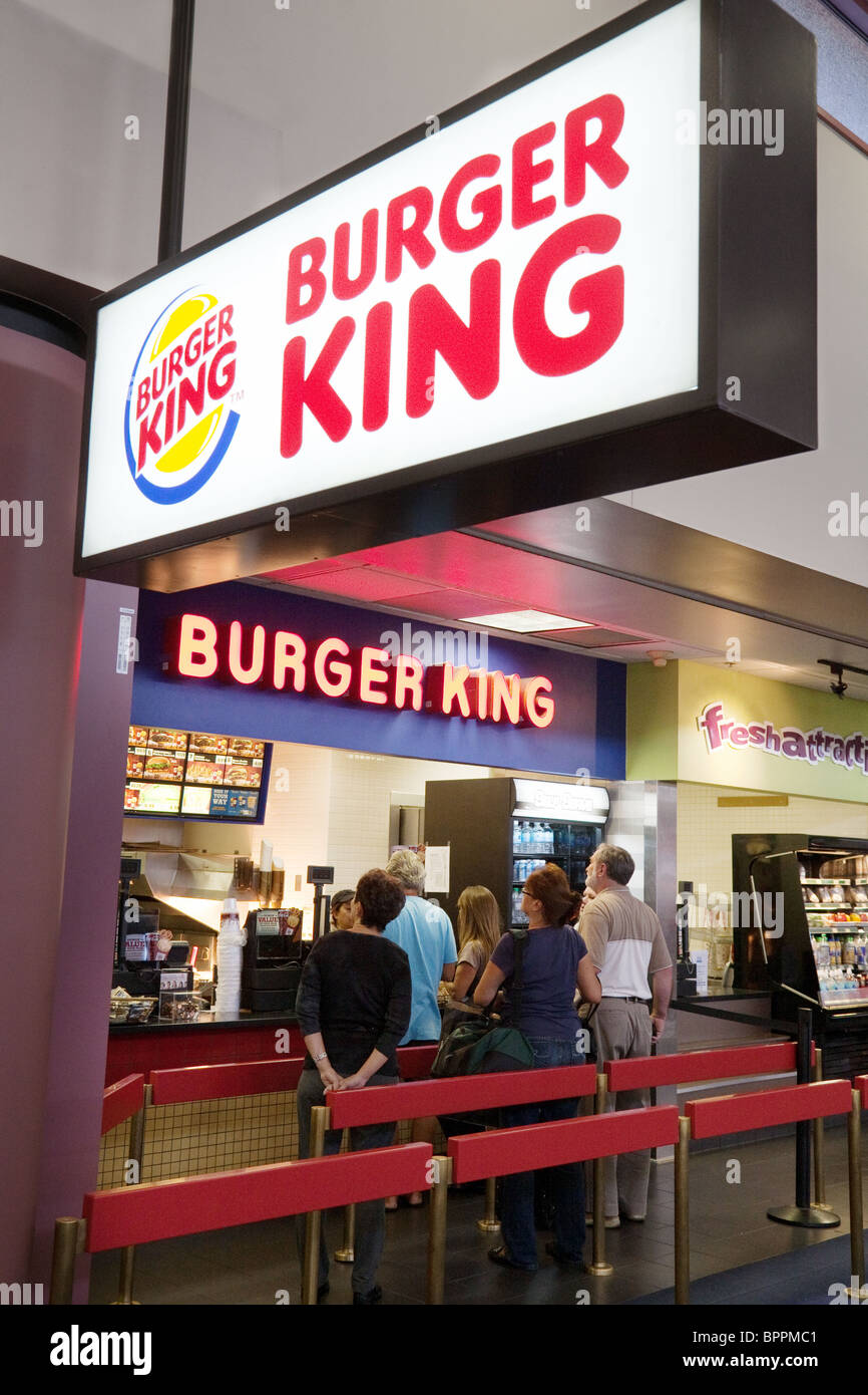 Personnes en attente à Burger King, de l'aéroport de Las Vegas, Nevada, USA Banque D'Images