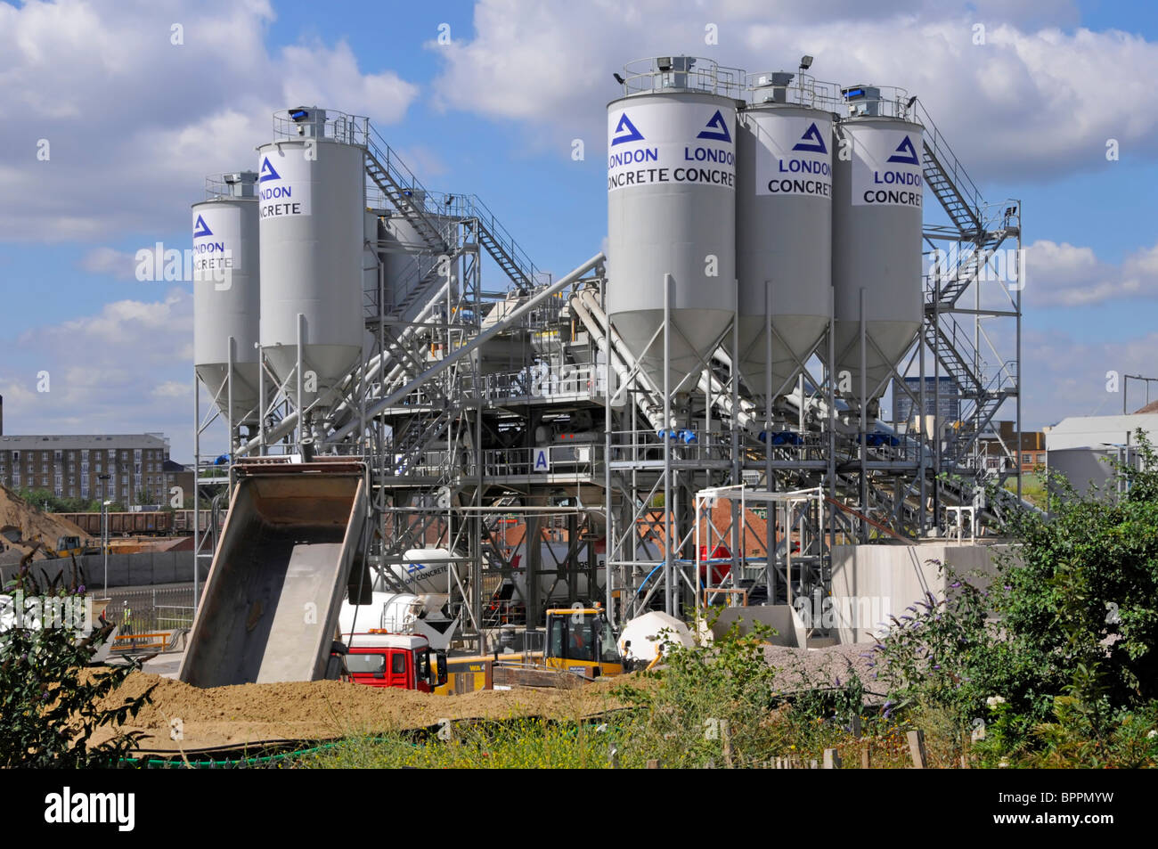 Londres béton prêt à l'emploi dépôt de distribution de sites industriels grands silos de ciment stockage d'agrégats et livraison de mélangeurs camions poids lourds est Londres Angleterre Royaume-Uni Banque D'Images