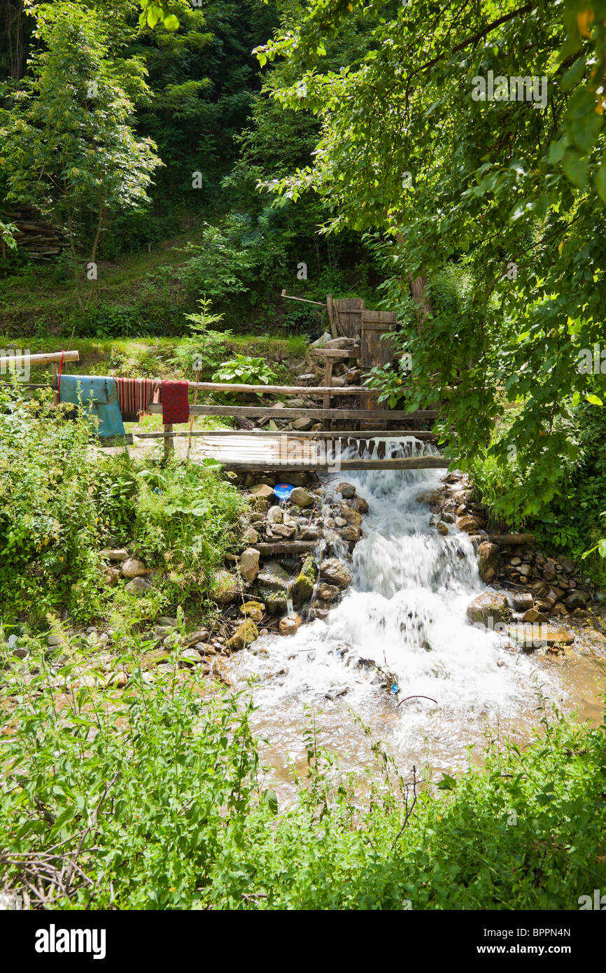 Whirlpool au traditionnel rustique Ighiel, village de la Roumanie. Banque D'Images