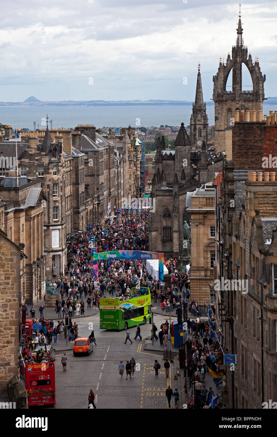 Avis de Royal Mile Edinburgh de Castlehill pendant Festival Fringe d'Écosse Angleterre Europe Banque D'Images