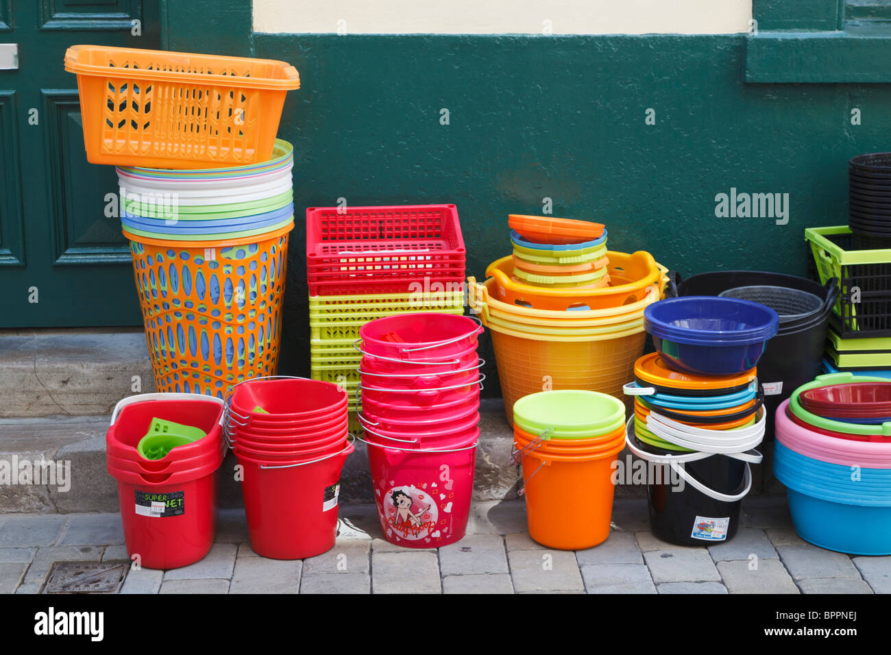 Produits en plastique sur l'extérieur de l'atelier de la rue dans la ville de Gibraltar. Banque D'Images