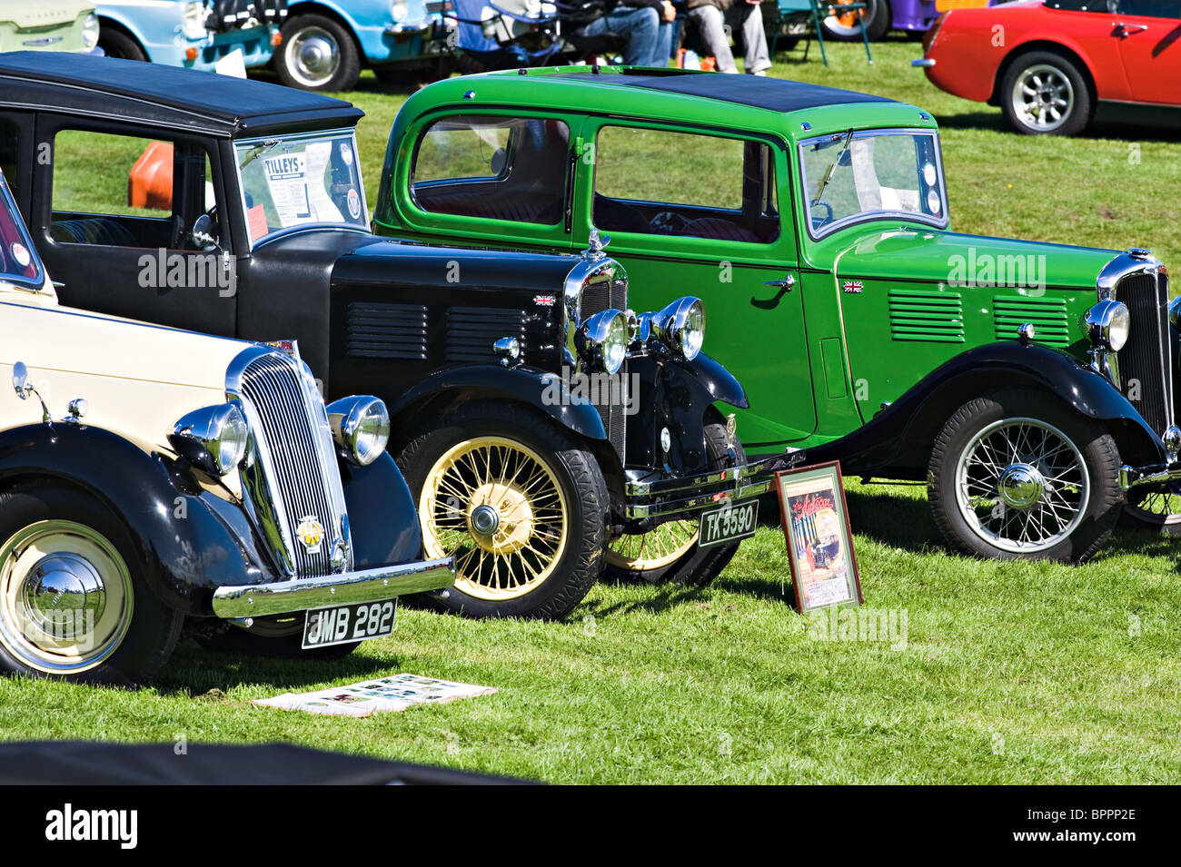 Old Vintage Voitures standard sur l'affichage à l'Oulton Park Motor Racing Circuit Cheshire England Royaume-Uni UK Banque D'Images