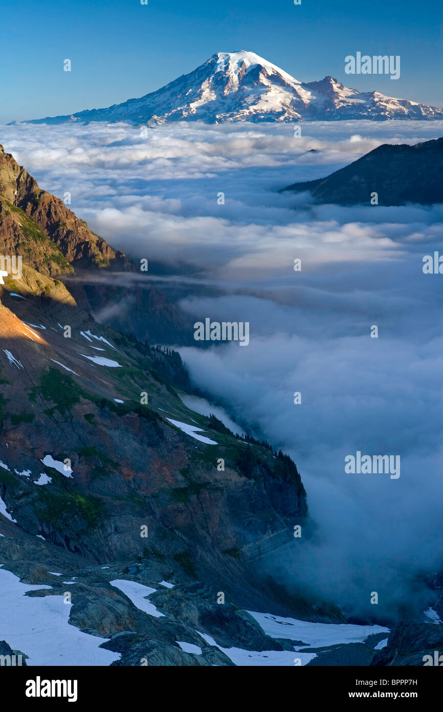 Vue du Mt. Rainier de la chèvre sauvage des Rochers, Washington, USA Banque D'Images