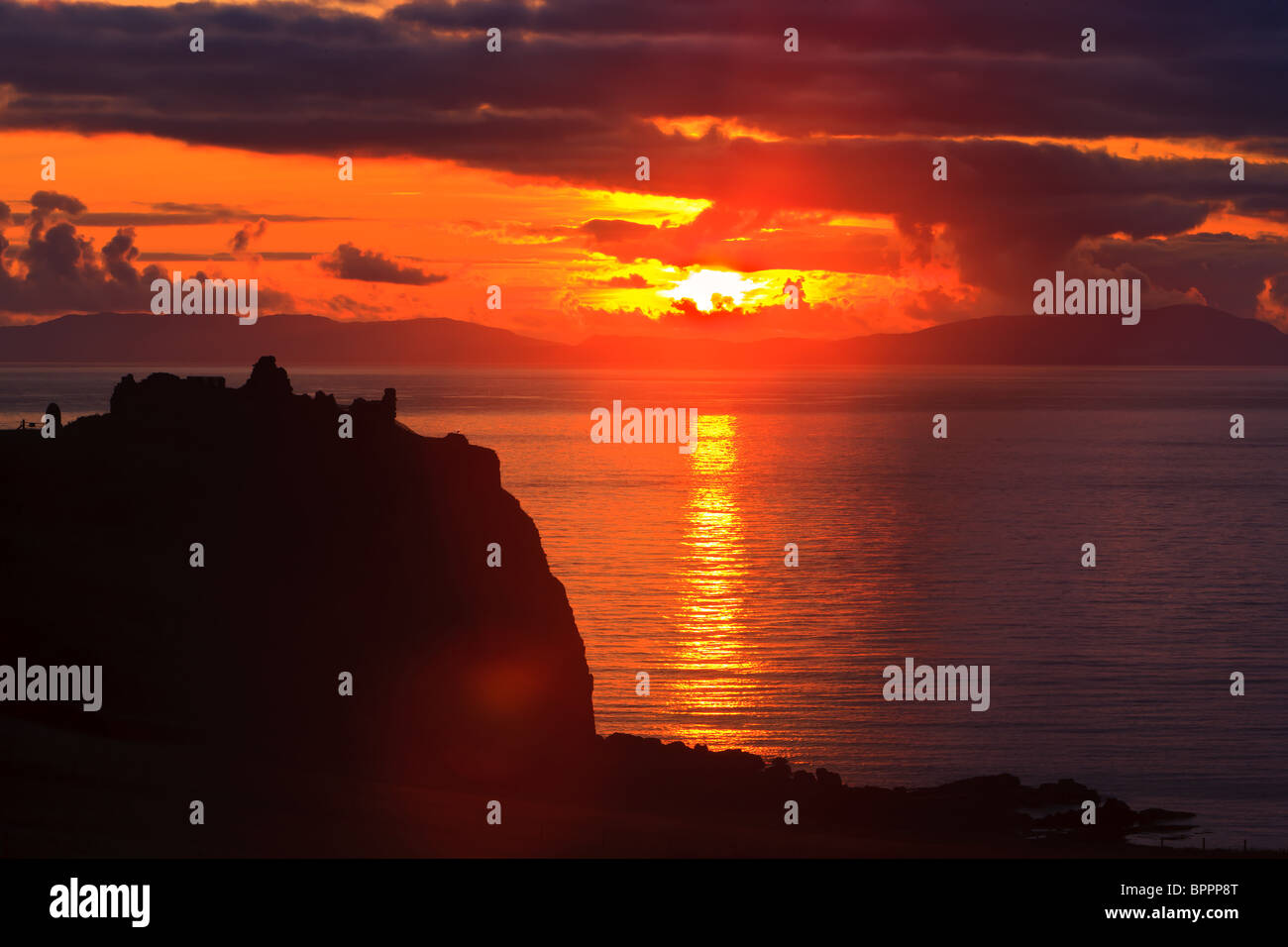 Coucher du soleil à Duntulm hôtel Duntulm Castle et à la partie occidentale de l'île de Skye en Ecosse Banque D'Images