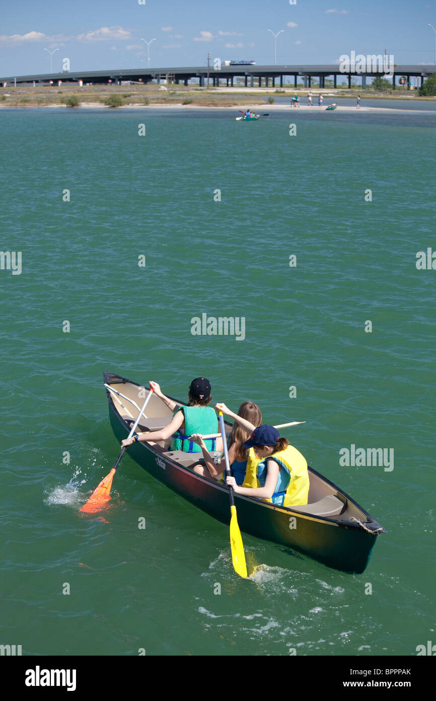 Les étudiants du secondaire une pagaie canoë dans la baie de Corpus Christi au cours d'une excursion de classe de biologie marine près de Corpus Christi, Texas Banque D'Images