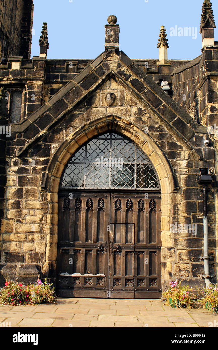 L'église paroissiale de Halifax portes de bois Yorkshire UK Banque D'Images