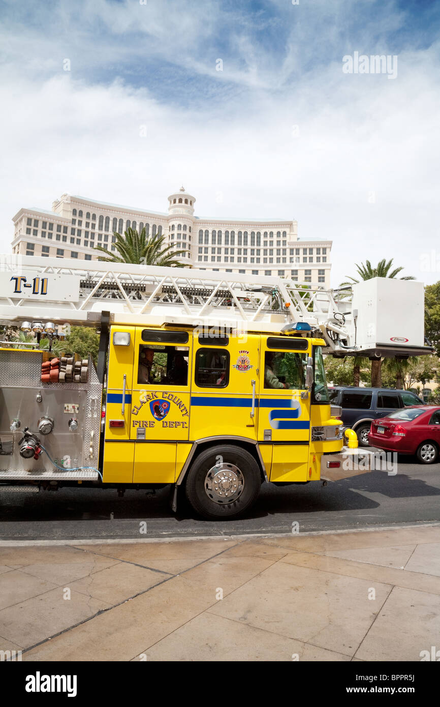 Un camion des pompiers du comté de Clark sur le strip, Las Vegas NEVADA USA Banque D'Images