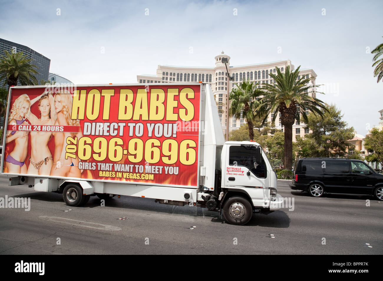 Un van publicite hot babes' sur la séquence à l'extérieur de l'hôtel  Bellagio, Las Vegas NEVADA USA Photo Stock - Alamy