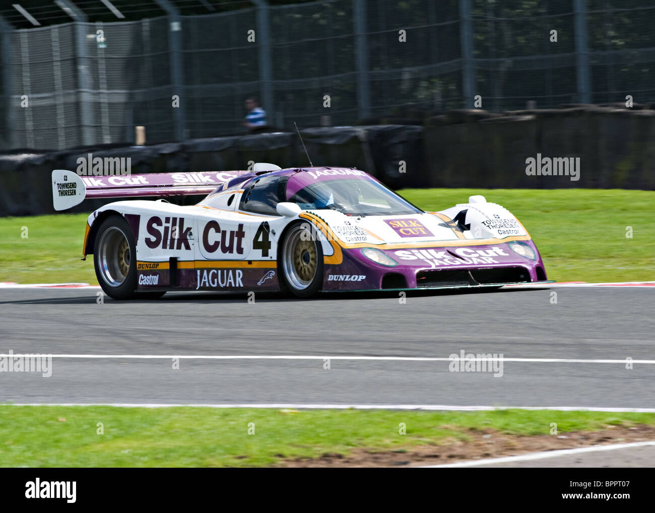 Jaguar XJR8 Silk Cut Le Mans Voiture de course Sport de démonstration donnant à Oulton Park Motor Racing Circuit Cheshire England UK Banque D'Images