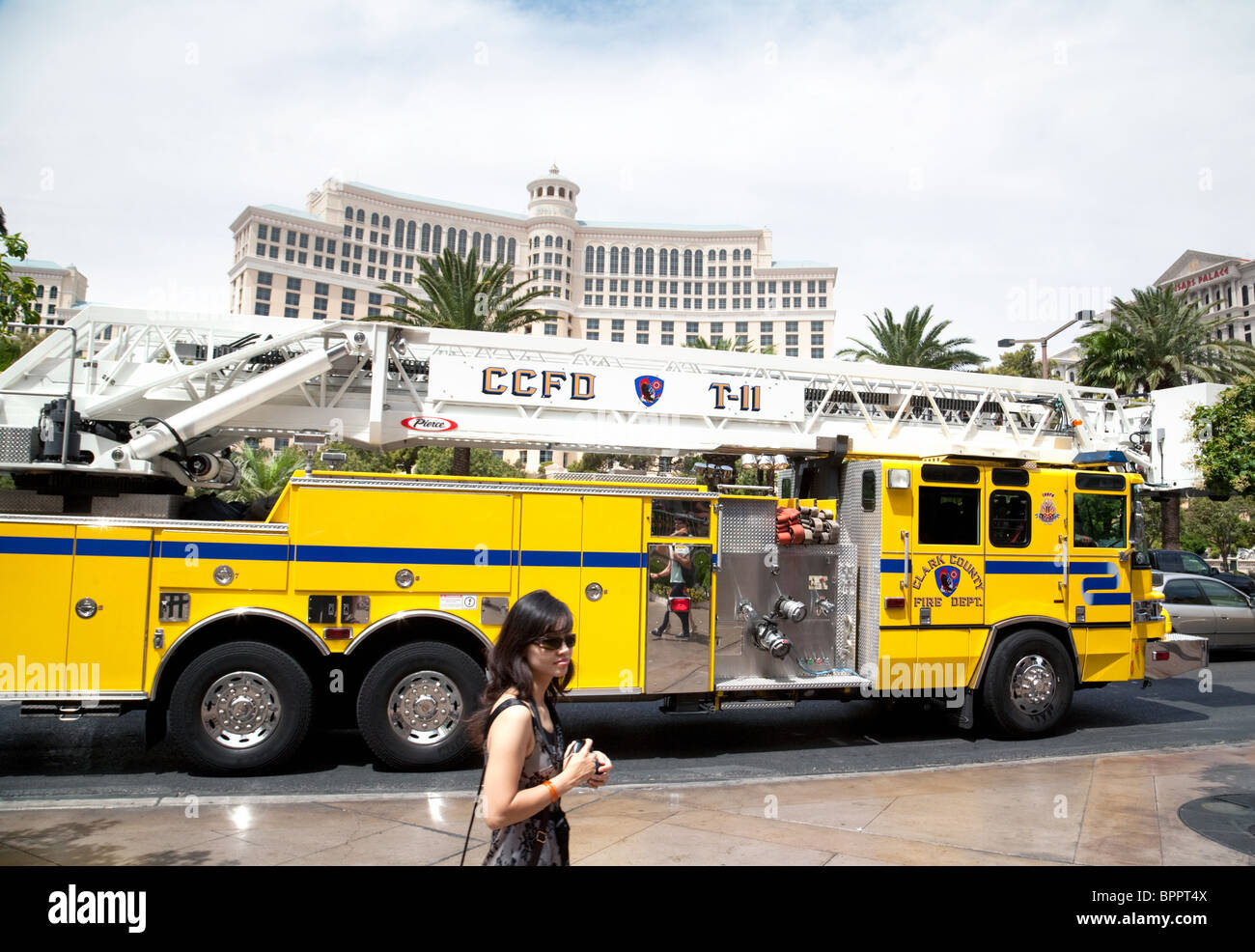 Un camion des pompiers du comté de Clark sur le strip, Las Vegas NEVADA USA Banque D'Images