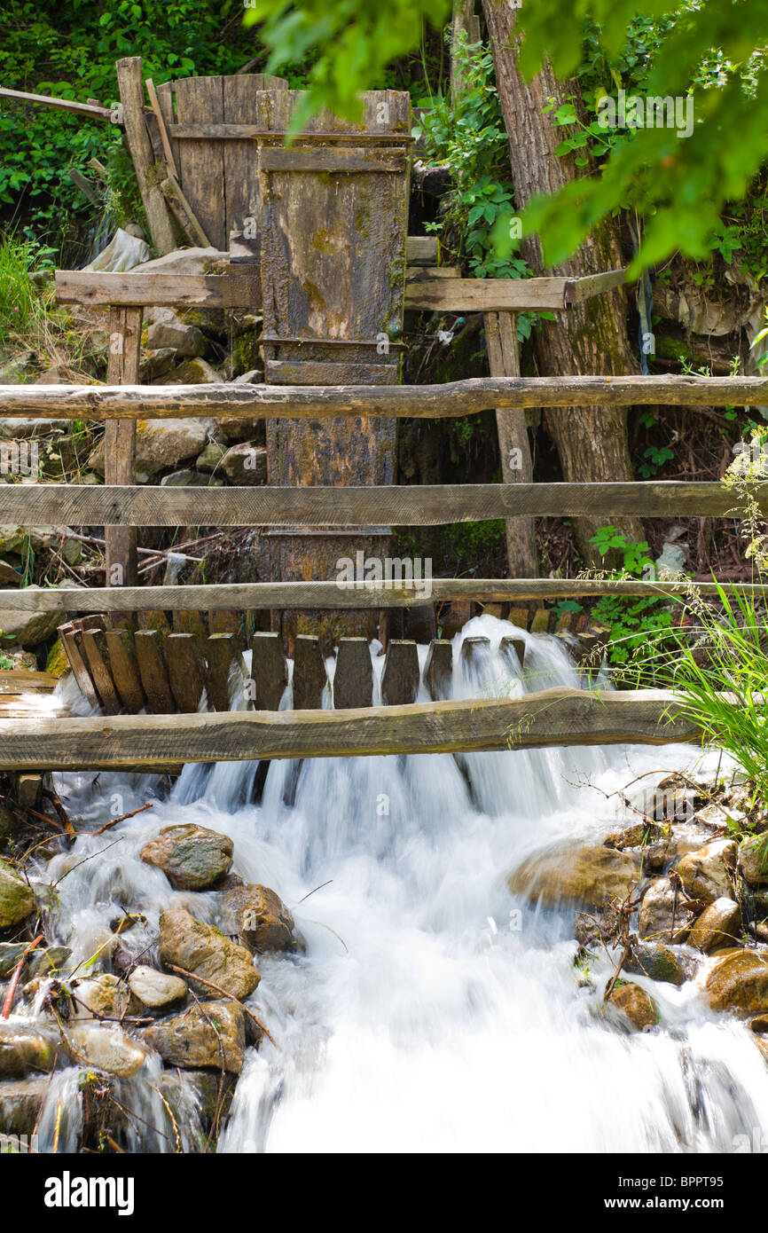 Whirlpool au traditionnel rustique Ighiel, village de la Roumanie. Banque D'Images