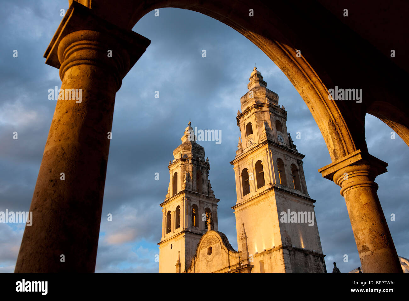 Sur la Plaza Principal, la cathédrale de Campeche, le Yucatan, Mexique Banque D'Images