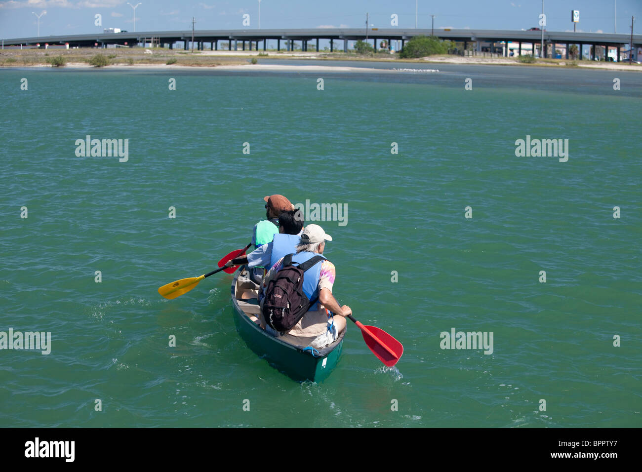 Les étudiants du secondaire une pagaie canoë dans la baie de Corpus Christi au cours d'une excursion de classe de biologie marine près de Corpus Christi, Texas Banque D'Images
