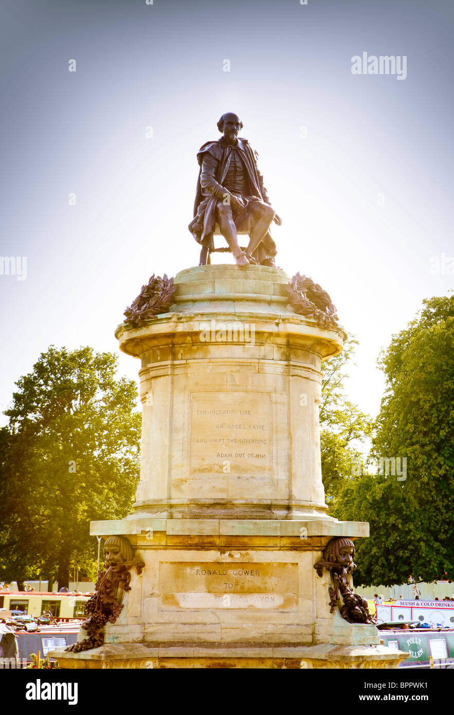 Stratford-upon-Avon. Statue de William Shakespeare. Banque D'Images