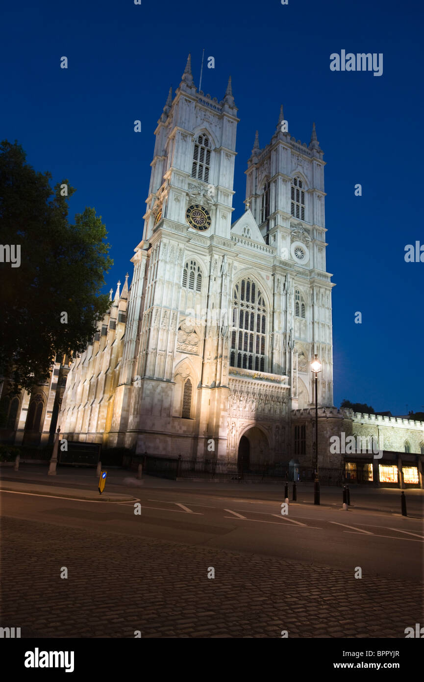 L'Abbaye de Westminster, éclairé au crépuscule, Londres, Angleterre, Royaume-Uni. Banque D'Images