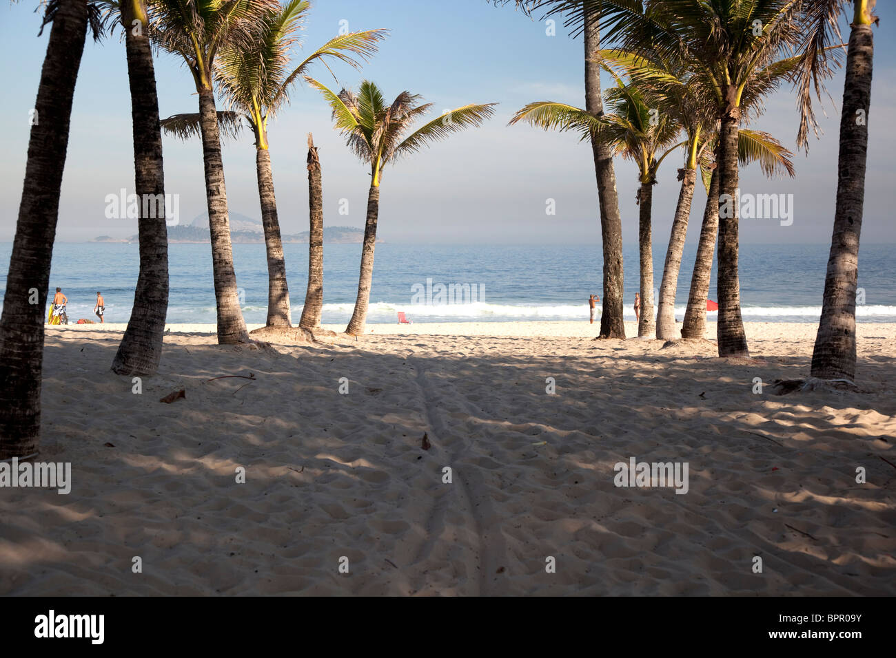 La vaste étendue de plage d'Ipanema et Leblon, deux des plus riches quartiers de Rio de Janeiro, Brésil. Banque D'Images