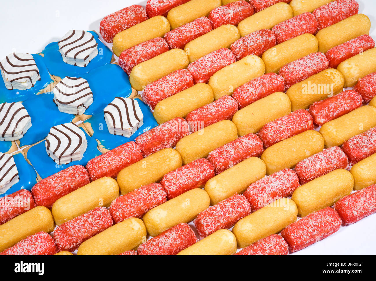 Un drapeau américain a fait de la malbouffe articles dont des Zingers Twinkies, pop et de tartes. Banque D'Images