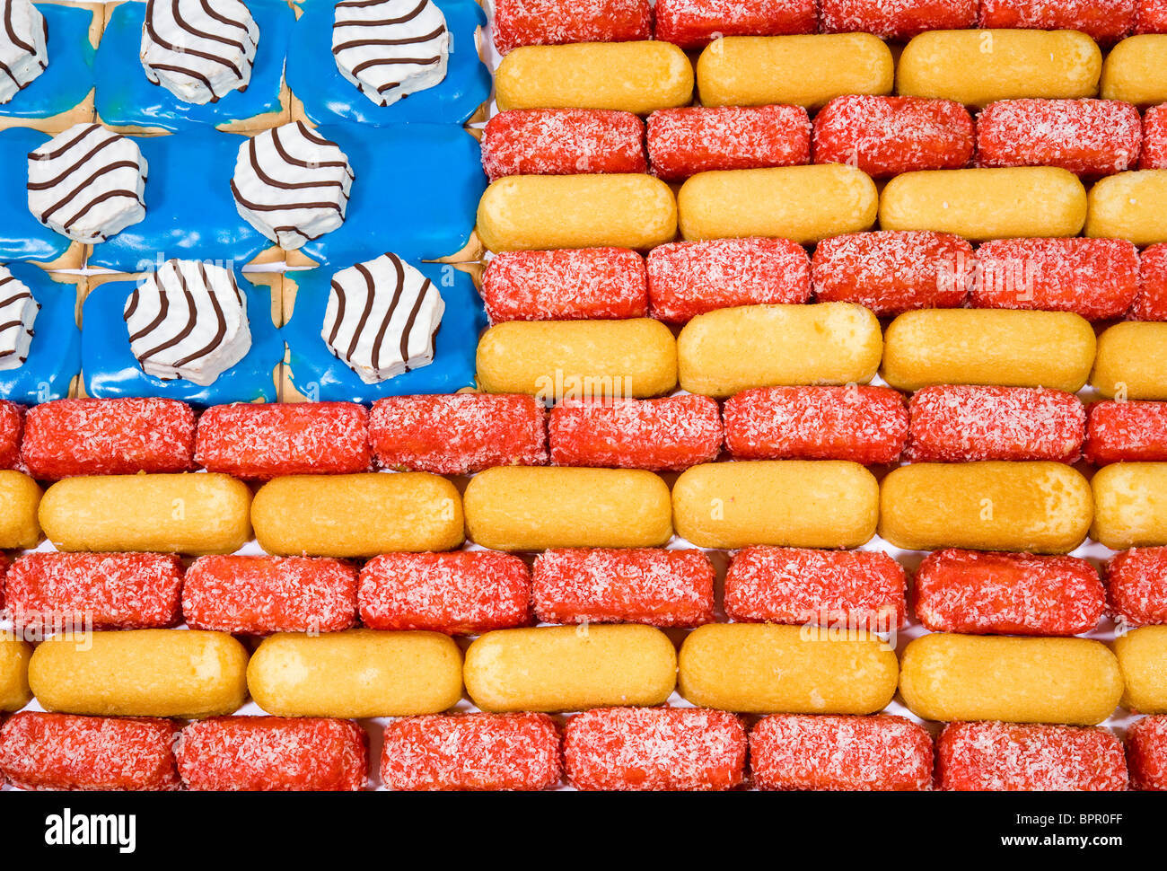 Un drapeau américain a fait de la malbouffe articles dont des Zingers Twinkies, pop et de tartes. Banque D'Images