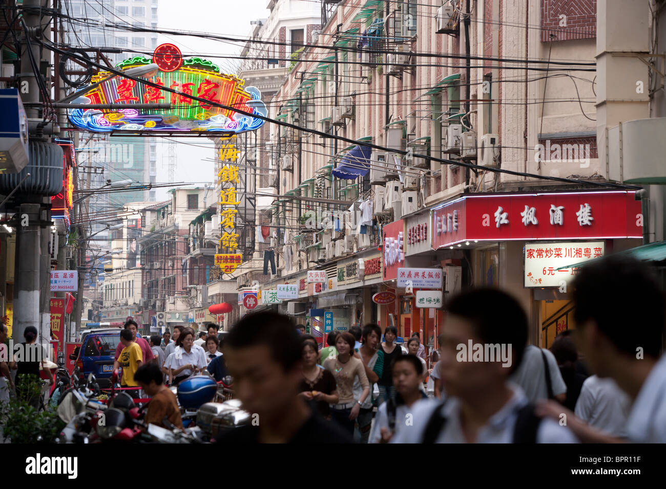 Une rue encombrée de shoppers off Nanjing Road à Shanghai, Chine. Banque D'Images