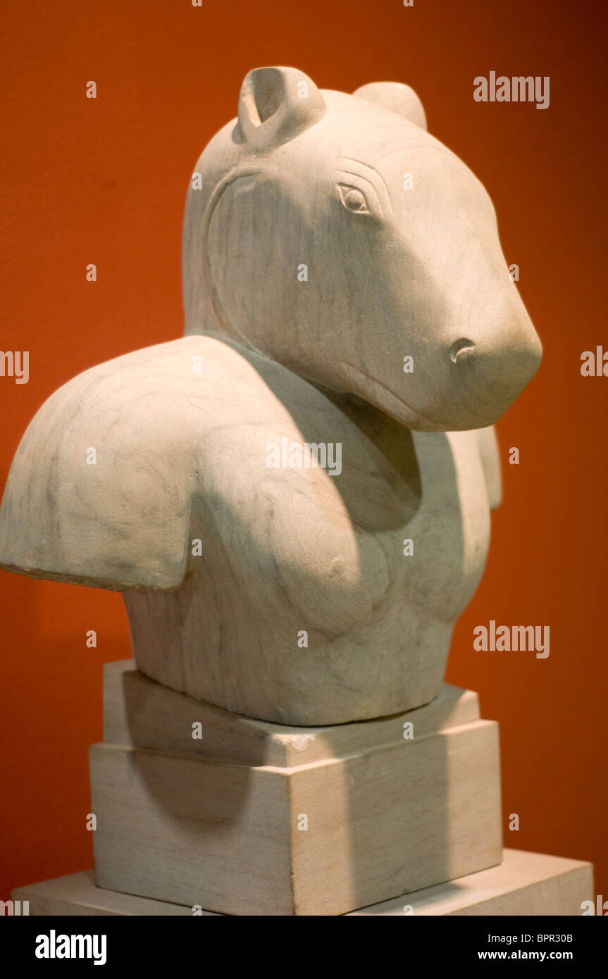 Angkorean la sculpture, l'aéroport international de Phnom Penh, Cambodge Banque D'Images