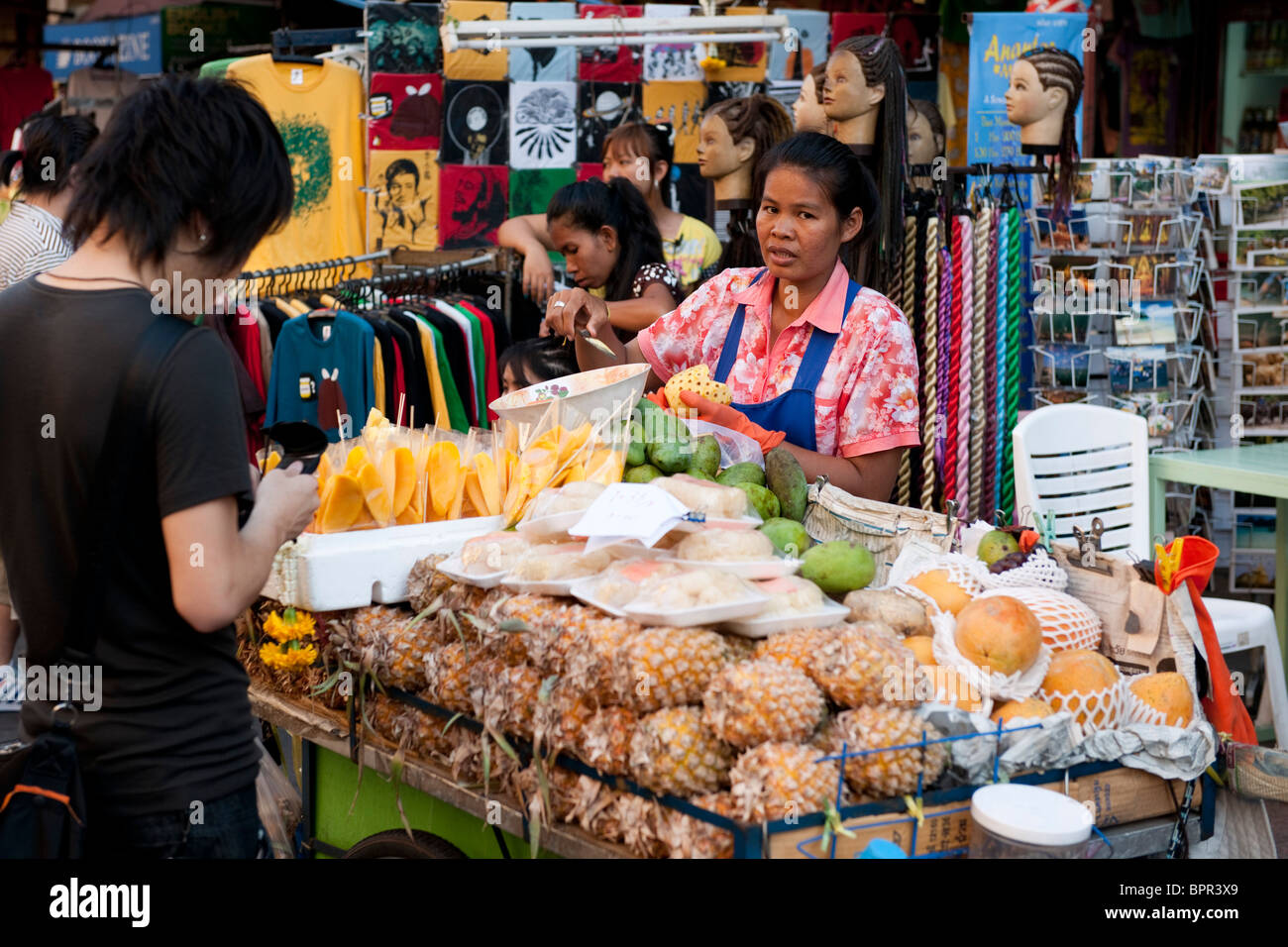 Magasin de fruits, Khao San Road, Bangkok, Thaïlande Banque D'Images