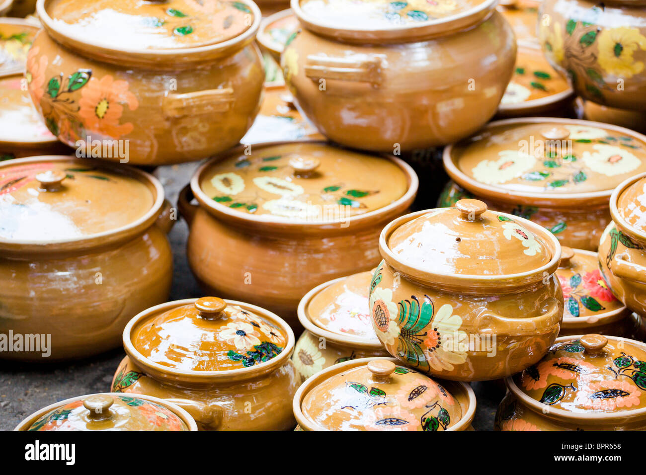 La poterie traditionnelle roumaine alignés pour la vente. Banque D'Images