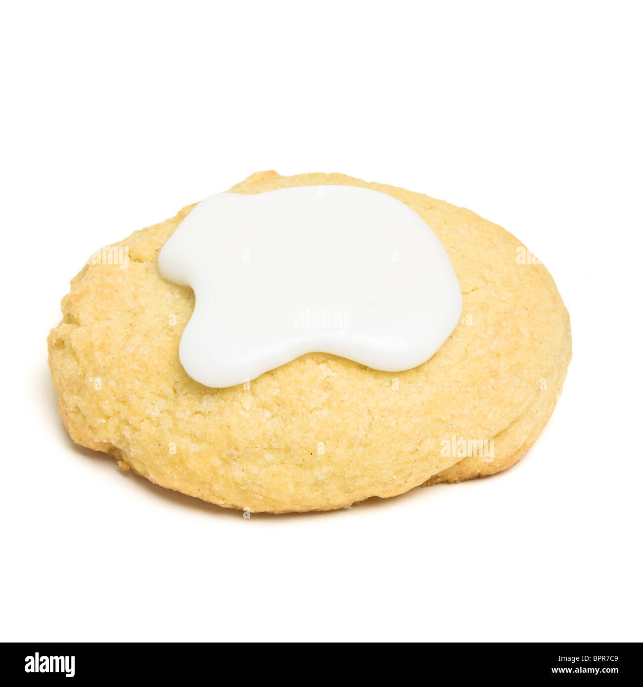 Fait à la maison biscuit avec glaçage blanc isolé sur blanc. Banque D'Images