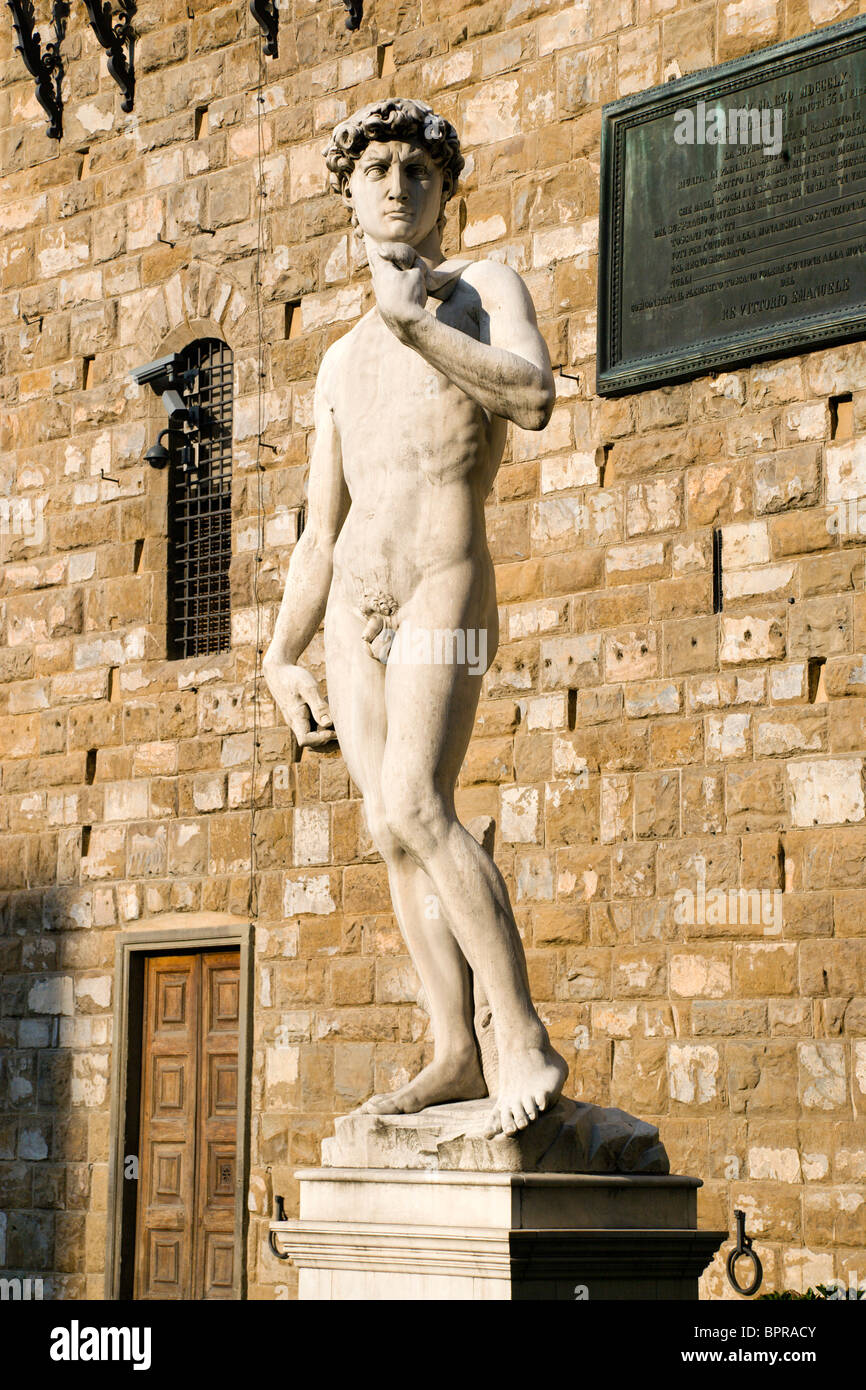 Italie Toscane Florence Réplique de Renaissance statue de David de Michel-Ange sur la Piazza della Signoria, le Palazzo Vecchio Banque D'Images