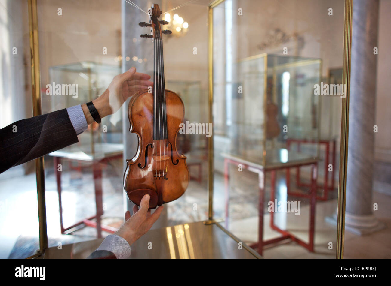 Andrea Mosconi maintient la ville de Crémone, collecte du précieux violon  violons Stradivarius bon nombre d'entre eux, en les reproduisant fo Photo  Stock - Alamy
