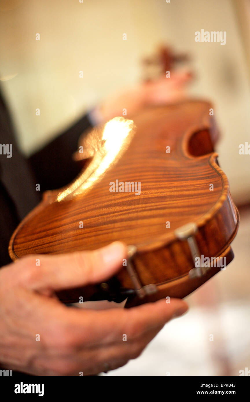 Andrea Mosconi maintient la ville de Crémone, collecte du précieux violon violons Stradivarius bon nombre d'entre eux, en les reproduisant fo Banque D'Images