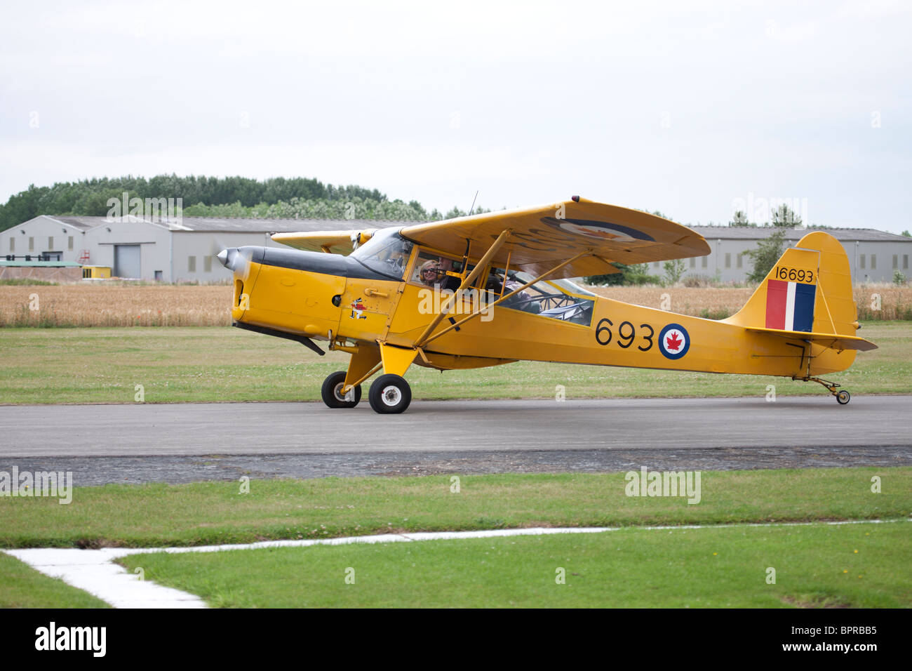 Auster J-1N ARC Alpha 16693 G-BLPG roulait le long de la piste à Breighton Airfield Banque D'Images