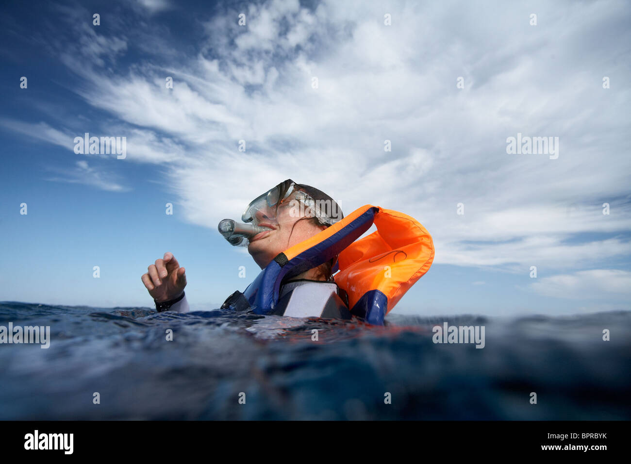 Snorkeler briser la surface. Banque D'Images