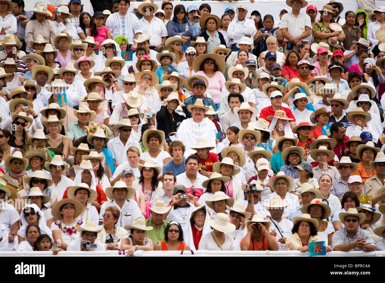 Foule de spectateurs lors d'une célébration Guelaguetza dans la ville d'Oaxaca, Oaxaca, Mexique. Banque D'Images