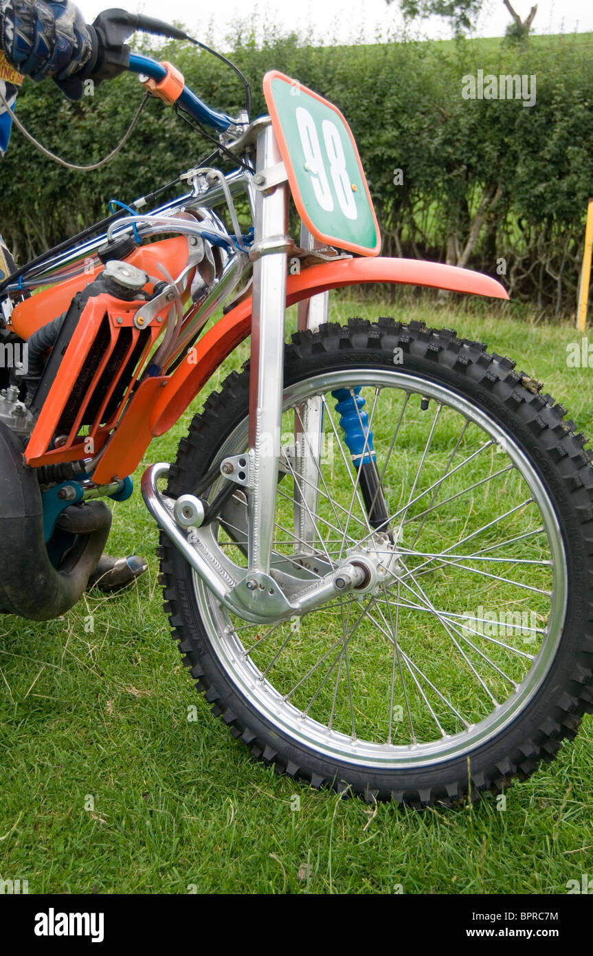 Grass track speedway bike fourche avant suspension pneumatique  grasstracking grasstracker grasstrack roue course course motorbi moto Photo  Stock - Alamy