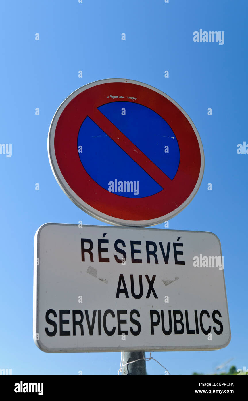 No parking sign en français 'réservé aux services publics" (réservés aux véhicules de service public) Banque D'Images