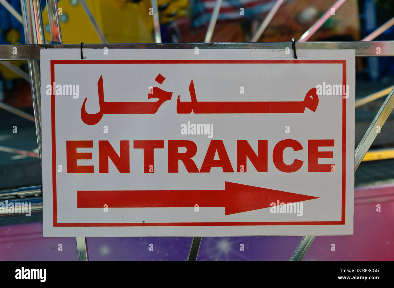 Affiche bilingue en anglais et en arabe disant 'Entrée' avec une flèche Banque D'Images
