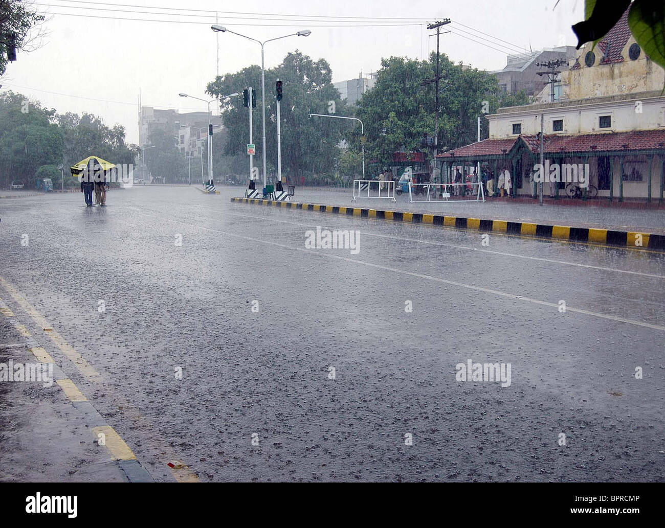 Une route désertique donne regarder lors de fortes pluies diluviennes à Lahore le Jeudi, Septembre 02, Banque D'Images