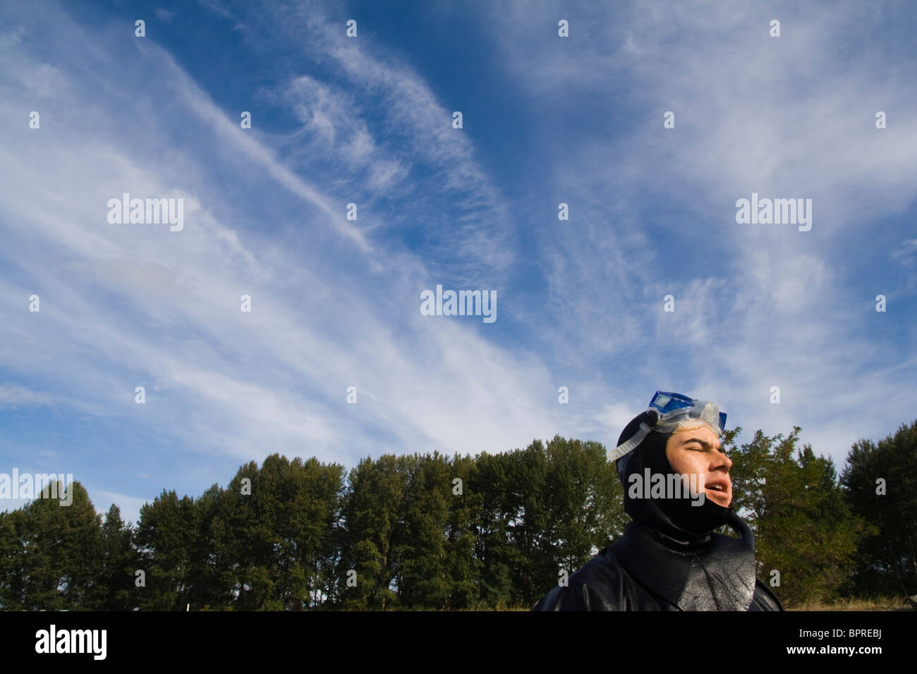 Un homme de la rivière Yakima Tubas dans le centre de Washington. Banque D'Images