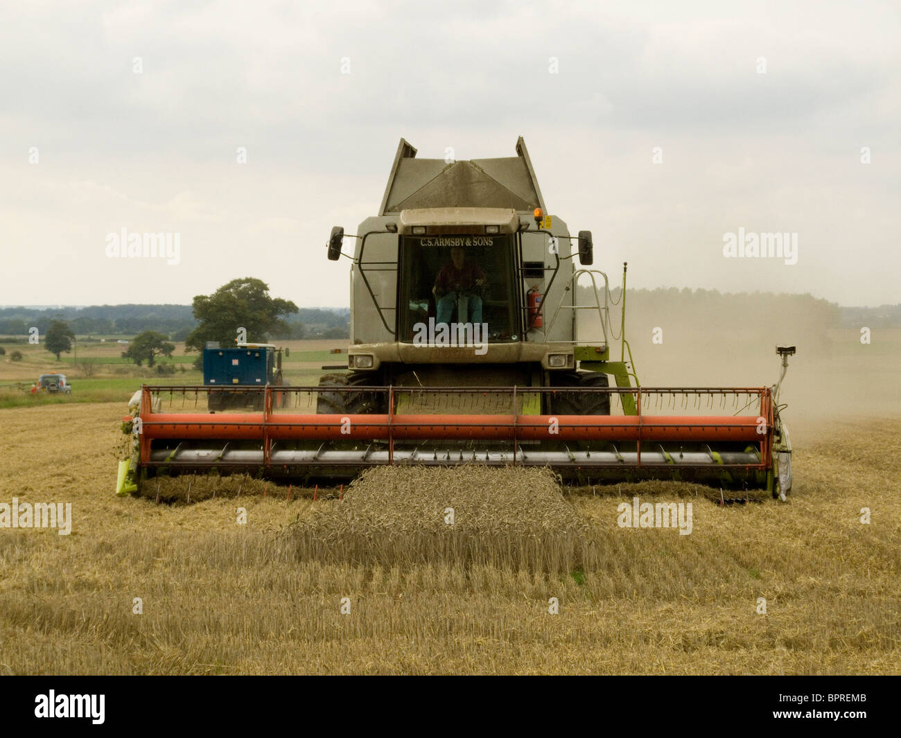 Rendmt Lexion Claas 480 moissonneuse-batteuse, la récolte du blé dans un champ de Norfolk par un beau jour d'août Banque D'Images