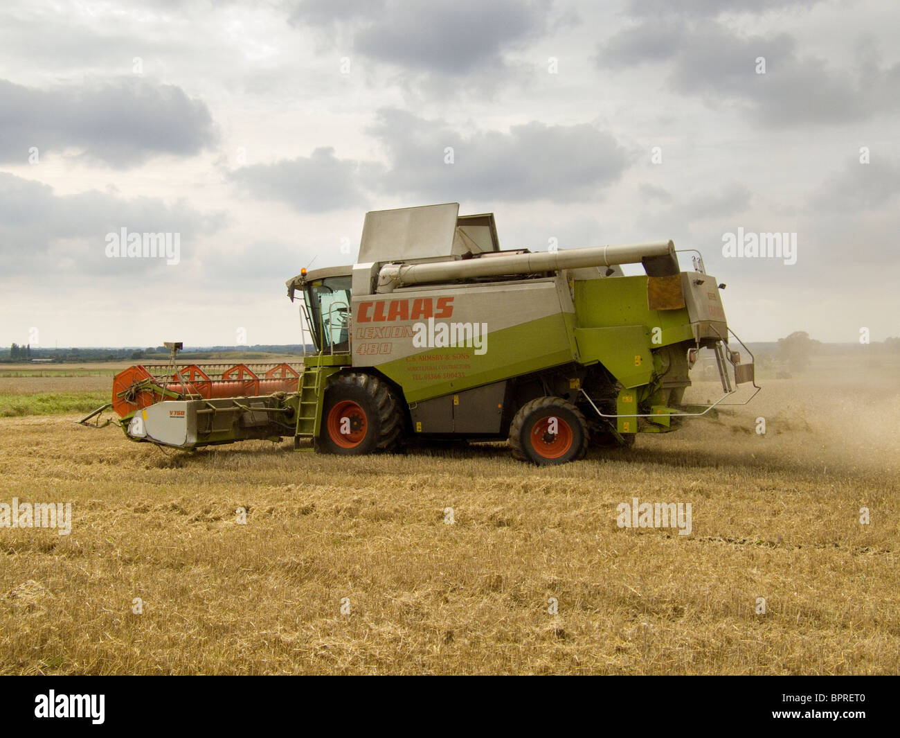 Rendmt Lexion Claas 480 moissonneuse-batteuse, la récolte du blé dans un champ de Norfolk par un beau jour d'août Banque D'Images